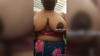 Desi Bhabhi Flaunts Her Assets: Boobs and Pussy Revealed!