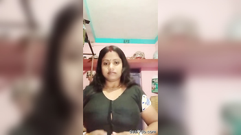 Sexy Desi Boudi Flaunts Her Big Boobs and Pussy for the Cameras