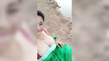 Desi Aunty Flaunts Her Hot Curves with Boobs Selfie on Cam