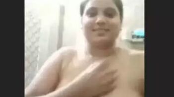 Delhi Bhabi's Big Boobs on Display While Bathing: A Unique Sight!