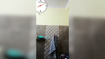 Delhi Bhabi's Big Boobs on Display While Bathing: A Unique Sight!