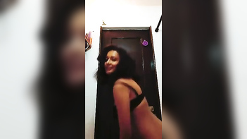 Ravishing Desi Girl With Alluring Xxx Boobs Playing Around in Bath