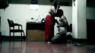 Indian sex of hawt aunty office sex with peon after duty hrs