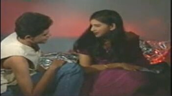 Kolkata Bhabhi Sizzles in Purple Saree: Hot Desi XXX Sex Video!