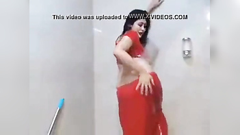 Watch Nude Indian Bhabhi's Sizzling Bathroom Dance - A Desi Sex Sensation!