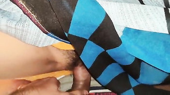 Desi Bhabhi Pulls Up Saree for Hard Cunt Banging