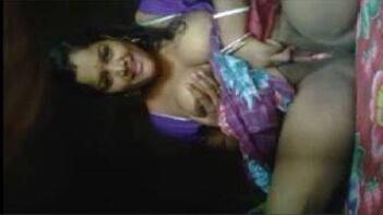 Sizzling Tamil Bhabhi Flaunts Her Saree While Fondling Her Curvy Breasts!