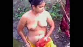 Bangladeshi Bhabhi Enjoy Her Outdoor Bath in this MMS Video!
