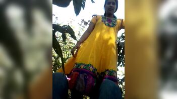 Watch Wild Desi Bhabhi Enjoying Hot Outdoor Mature Sex with Her Lover!
