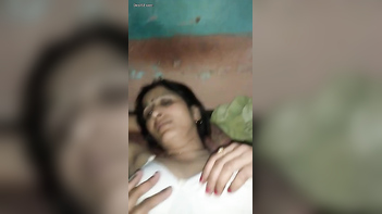 Experience the Heat: Watch Desi Bhabi's Sexy Boobs in Indian Porn Tube Video