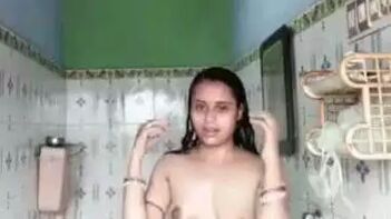 Watch a Beautiful Desi Boudi Bathing in this Indian Porn Tube Video