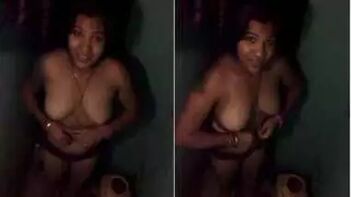 Cameraman Finds Desi Girlfriend Washing Her Body in the Shower - A Unique Moment Captured!