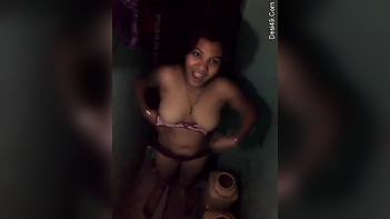 Cameraman Finds Desi Girlfriend Washing Her Body in the Shower - A Unique Moment Captured!
