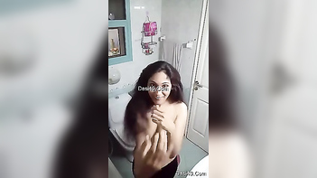 Desi Girl Flaunts Her Assets in Captivating Photo - Showing Off Her XXX Boobs!