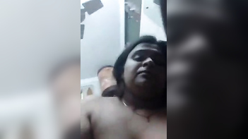 Tamil Bhabhi Masturebating in the Bathroom - A Unique and Sensual Experience