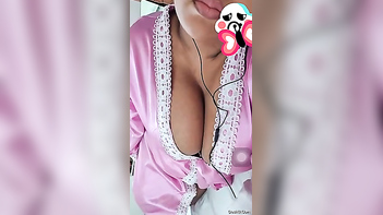 Sultry Indian Milf Flaunts Her XXX-Sized Boobs in Mesmerizing Camera Shot