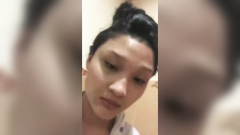 Sensational Supermodel Flaunts Fabulous Figure in Busty Display