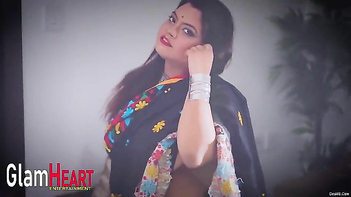 Desi Chick Shows Off Her Curves in Sari, Then Goes Wild Naked
