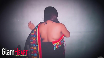 Desi Chick Shows Off Her Curves in Sari, Then Goes Wild Naked