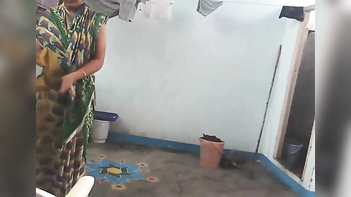 Desi Bhabi Shows Off Her Juicy Boobs Right After a Steamy Bath