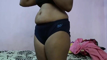 Indian Chick Strips Down in Damn Sexy Homemade Video - Filthy Amateur Action