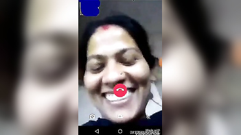 Desi Babe Shows Off Her Round XXX Titties in Steamy Video Link to Friend