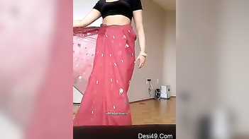 Indian Mom in Red Sari Moves Body Like Damn, What a Fucking Show!