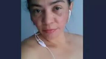 Desi Aunty Gets Wild with Veggie Fingering Action