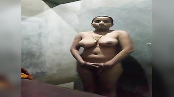 Desi Aunty Shows Her Pussy in Steamy Nude Scene