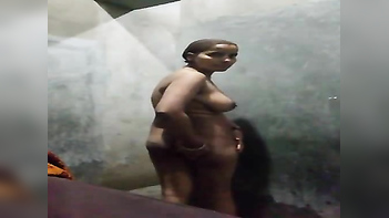 Desi Aunty Shows Her Pussy in Steamy Nude Scene