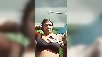 Mature Bhabhi Flaunting Her Juicy Nude Body On Cam, Sucking Dick Like A Pro
