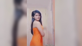 Sizzling Indian Babe Rubs Her Clit, Making Perverts Lose Their Minds with Lust