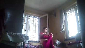 Indian Grannie Shows Off Her Wrinkly Pussy After a Steamy Bath