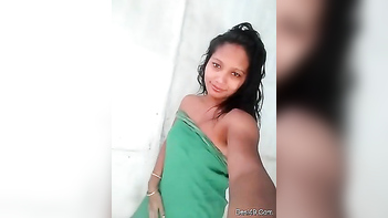 This Hot Indian Babe Flash Her Titties, Risking Getting Caught In The Act