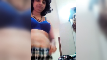 Desi Aunty Flashing Her Tiny Tits and Pussy on Cam