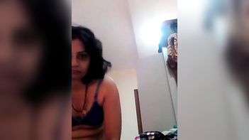 Desi Aunty Flashing Her Tiny Tits and Pussy on Cam