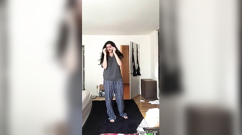 Desi Model Works Her Pussy Like A Pro In XXX Scene