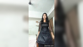 Desi Babe Stripping Down and Showing Off Her Juicy Pussy in Full HD Glory