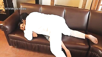 Bollywood Escort Girl Rides Client’s Dick Hard In Sleazy Guest House