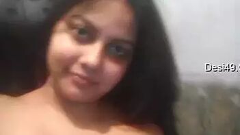 Review: Indian Chick Gets Naked, Flaunts Her Juicy Body, Holy Shit!