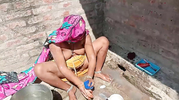 Desi Bhabi Cam Session - Sneaky Hidden Bathing Action Caught on Tape