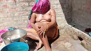 Desi Bhabi Cam Session - Sneaky Hidden Bathing Action Caught on Tape