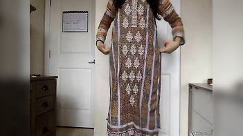 Paki Cougar Bounces Her XXX Booty, Eager for Hardcore Chudai Action.