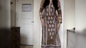 Paki Cougar Bounces Her XXX Booty, Eager for Hardcore Chudai Action.
