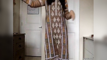 Paki Cougar Bounces Her XXX Booty, Eager for Hardcore Chudai Action.