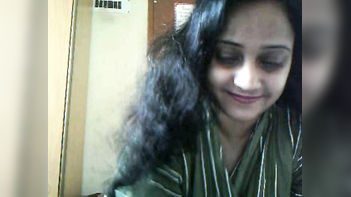 Filthy 35-Year-Old Bhabi Flaunts Curves and Dirty Mouth on Cam, Guaranteed to Make You Cum.