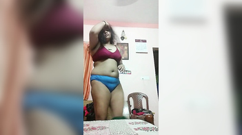 Desi Chick Flashing Her Juicy Tits and Pussy on Cam