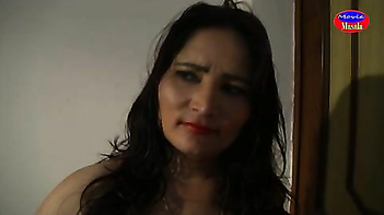 Indian Bhabhi Shows Off Her Massive Tits in a Sexy Selfie Moment
