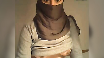 Paki Chick Shows Off Her Tight Pussy in a Teasing Cam Show - Damn That's Sexy