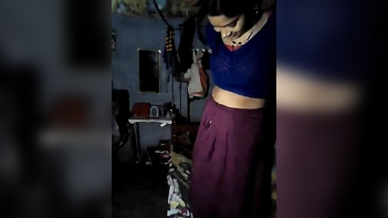 Dehati Desi Babe Strips Out of Her Saree, Revealing Naked Curves